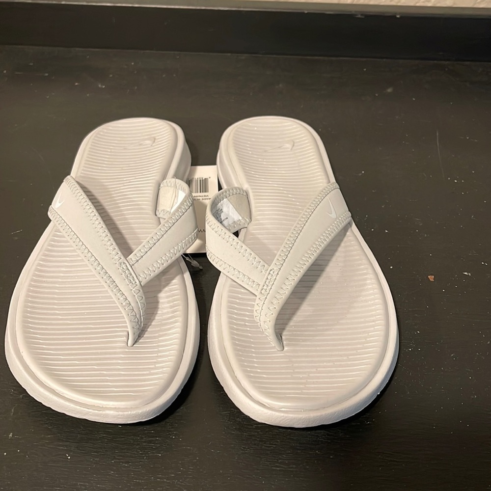 Nike Ultra Celso Flip Flops. Women’s Size 6. Brand New w/ Tags. Light grey